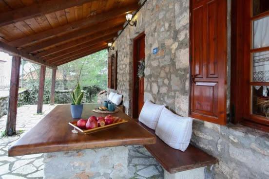 Mariolata Stone House Villa Lílaia Exterior photo